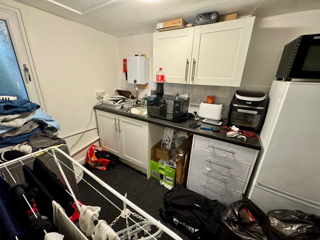 Lot: 169 - TOWN CENTRE FREEHOLD BLOCK OF FOUR FLATS - Basement flat - kitchen